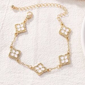 Mother pearl clover bracelet